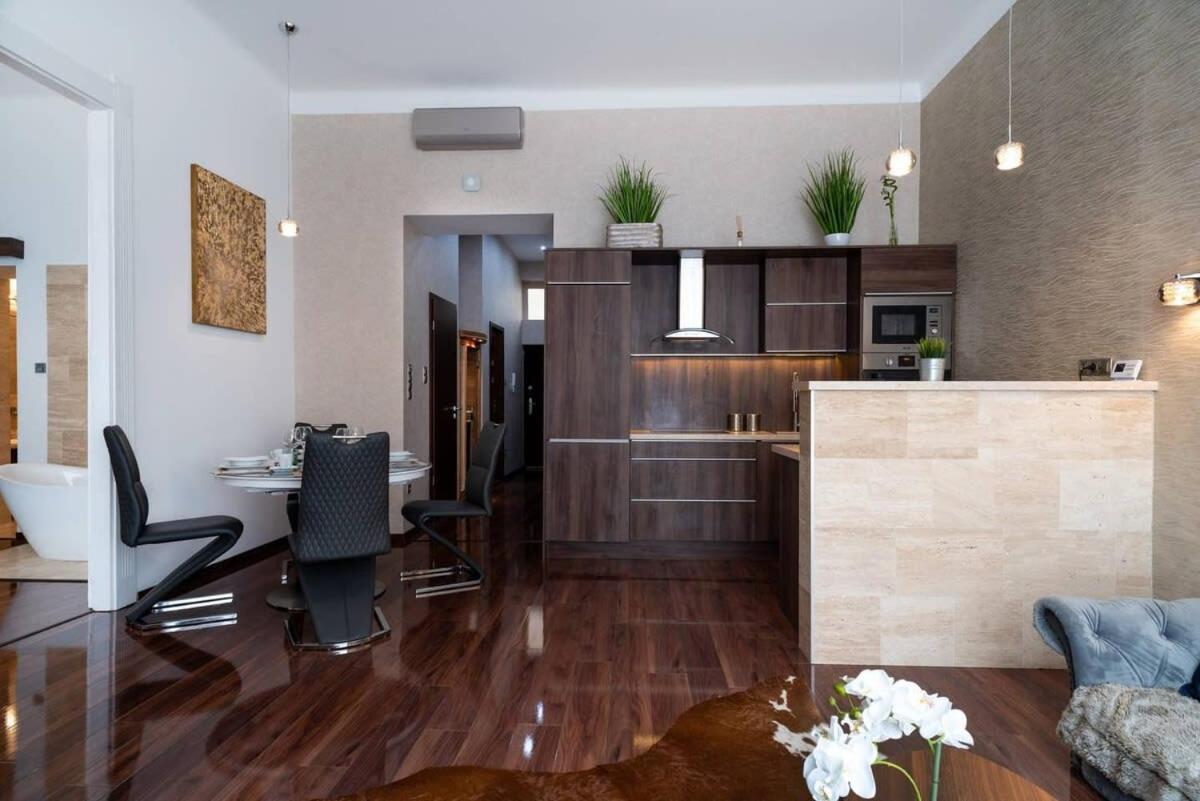 Central Luxy Design Apartment บูดาเปสต์ ภายนอก รูปภาพ