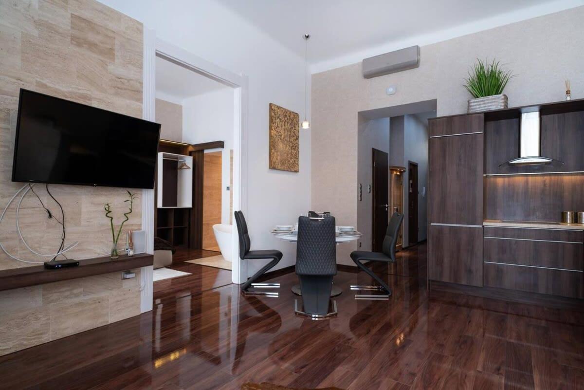 Central Luxy Design Apartment บูดาเปสต์ ภายนอก รูปภาพ